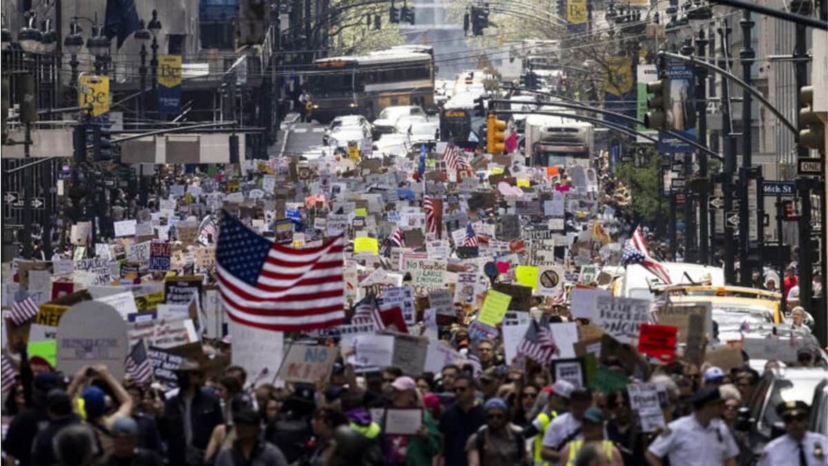 Miles de personas en Estados Unidos salen a protestar contra Donald Trump y defender la democracia