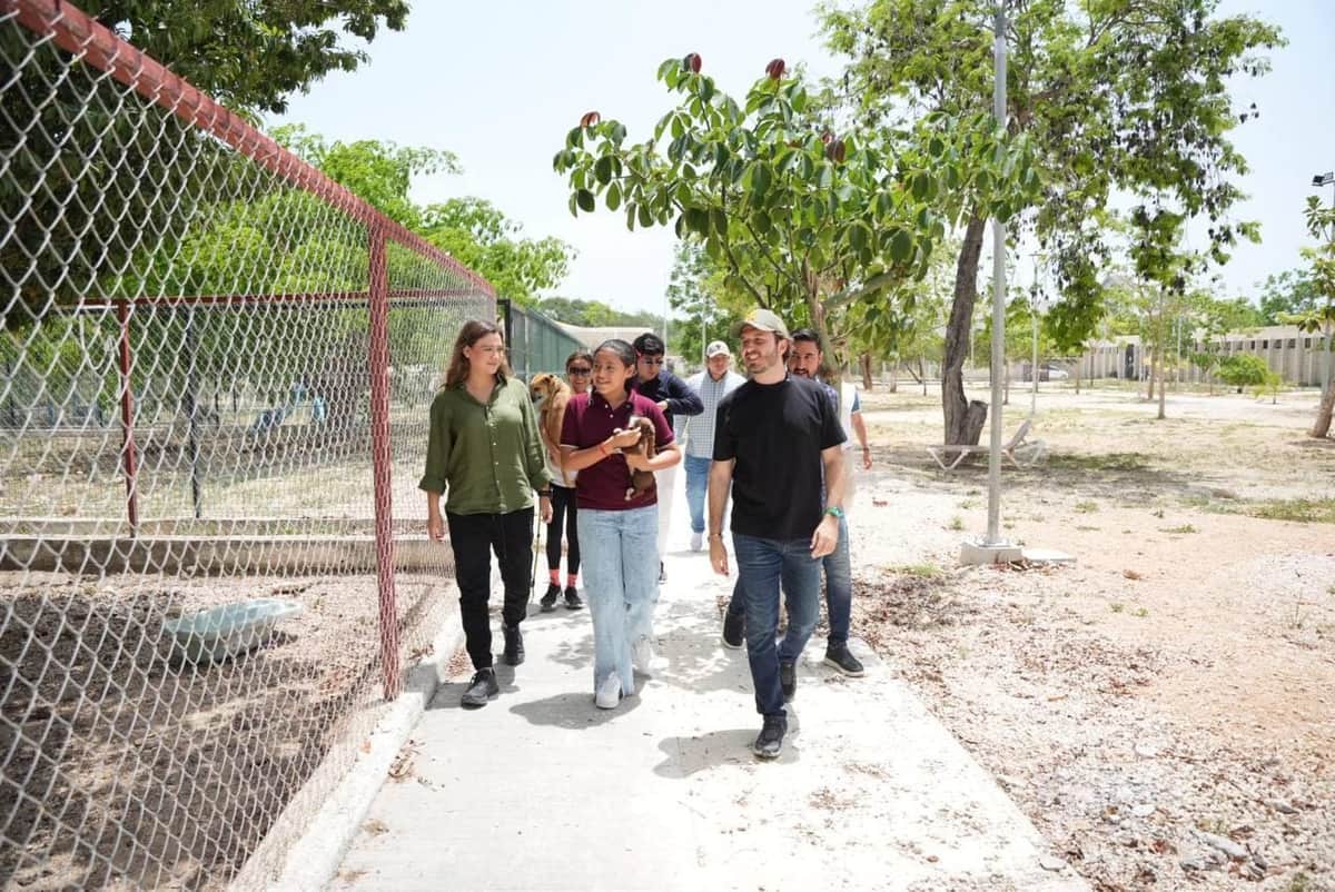 Fernando Muñoz Calero y la 8ª regidora infantil visitan el santuario de mascotas en Playa del Carmen