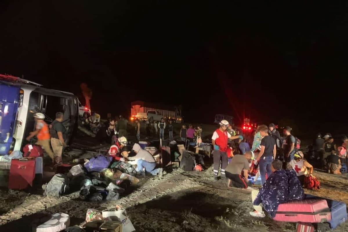 Hay dos muertos y varios heridos por volcadura de camión en San Luis Potosí