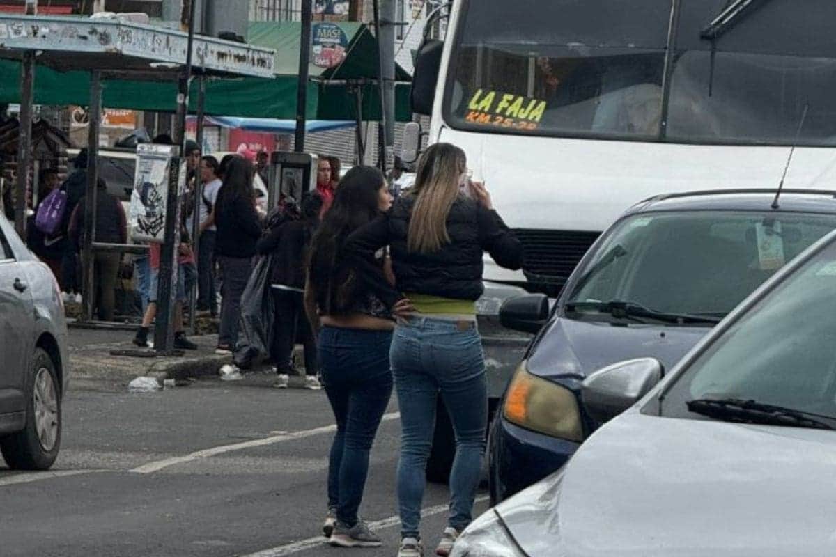 Intenta huir chofer de camión de transporte público tras chocar; casi atropella a la afectada del otro vehículo en CDMX