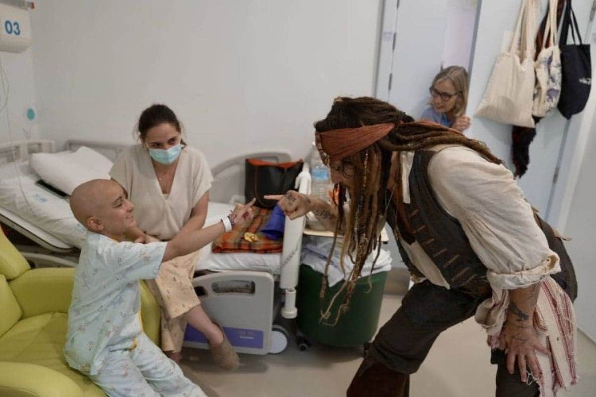 Johnny Depp visita a niños con cáncer en hospital de Madrid como 'Jack Sparrow'