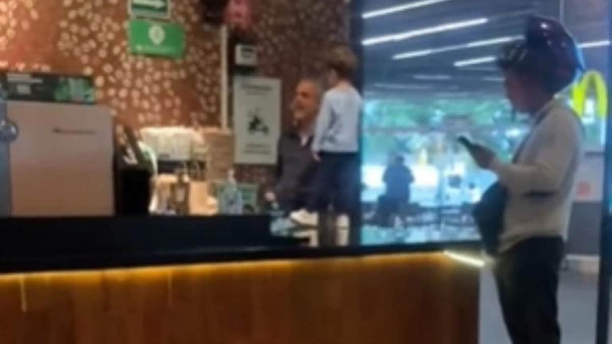 Video: Critican al padre de un niño por pararlo sobre la barra de bebidas de un Starbucks, en México