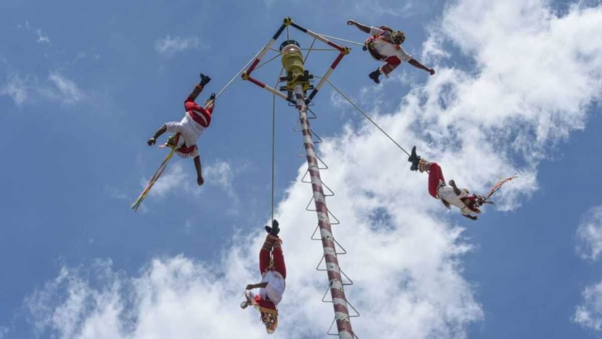 Caen Voladores de Papantla tras colapsar estructura en Tihuatlán, Veracruz