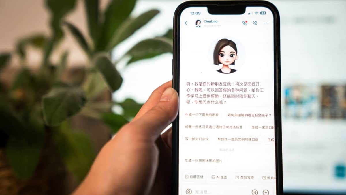 Hombre se enamora de un chatbot de IA y le pide matrimonio a pesar de estar casado