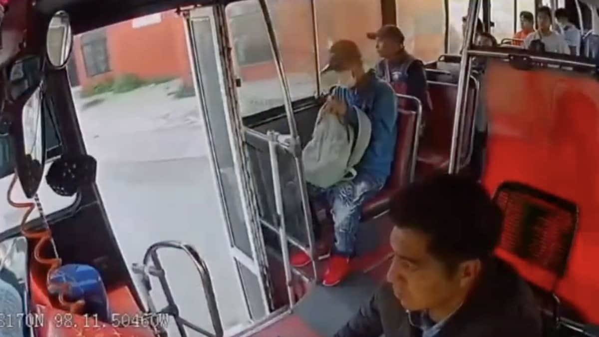 Video: Hombres armados asaltan a pasajeros del transporte público en Puebla