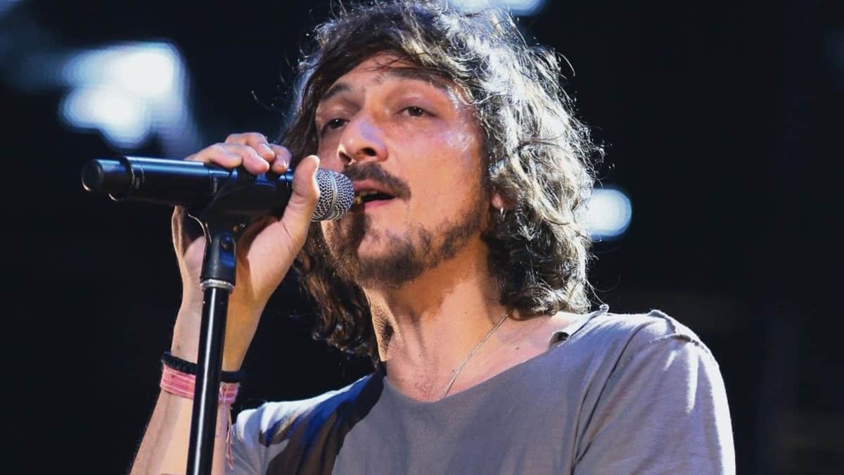León Larregui es bajado de un avión por insultar a una sobrecargo