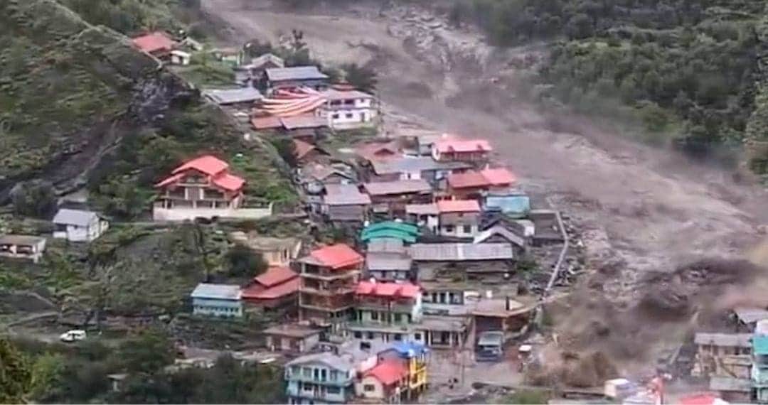 Mueren cuatro personas y hay más de 100 desaparecidas por deslizamiento de lodo en India