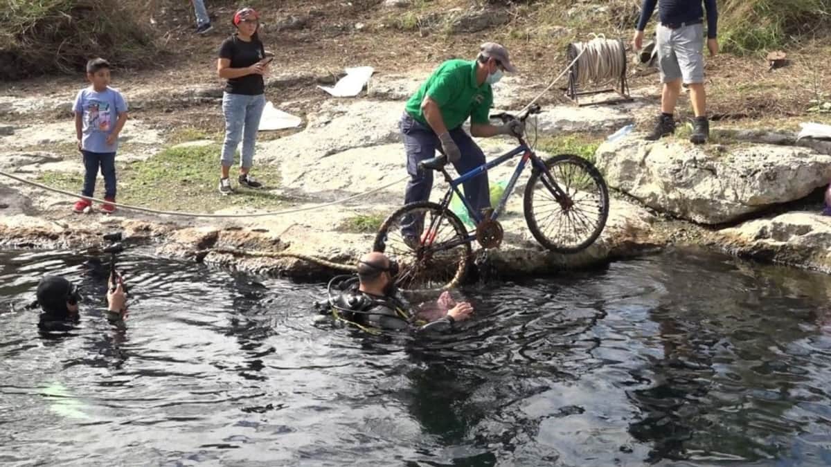 Buzos extraen más de 100 kilos de basura de un cenote en Yucatán