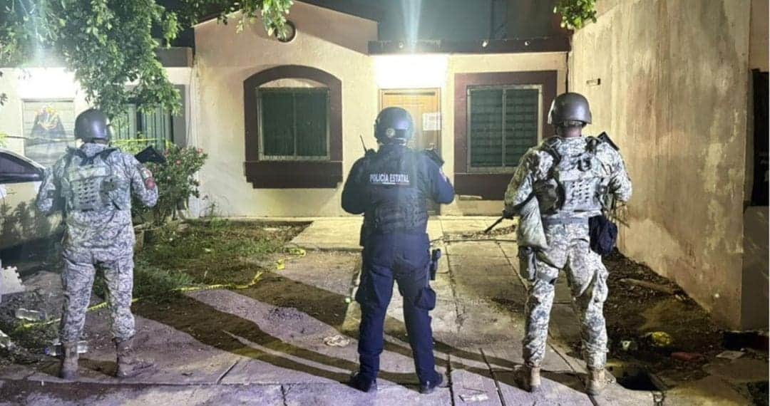 Decomisan 32 armas largas y 150 kilos de drogas tras cateo en Culiacán, Sinaloa
