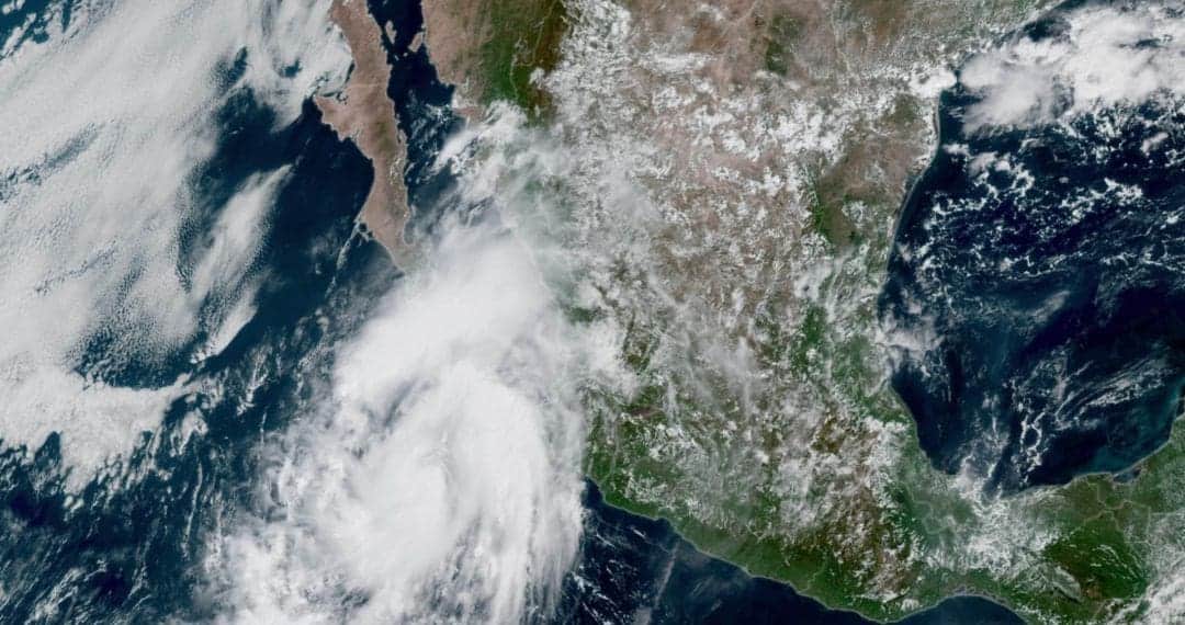 Tormenta tropical Lorena se fortalece y tocaría tierra en Baja California Sur y Sonora