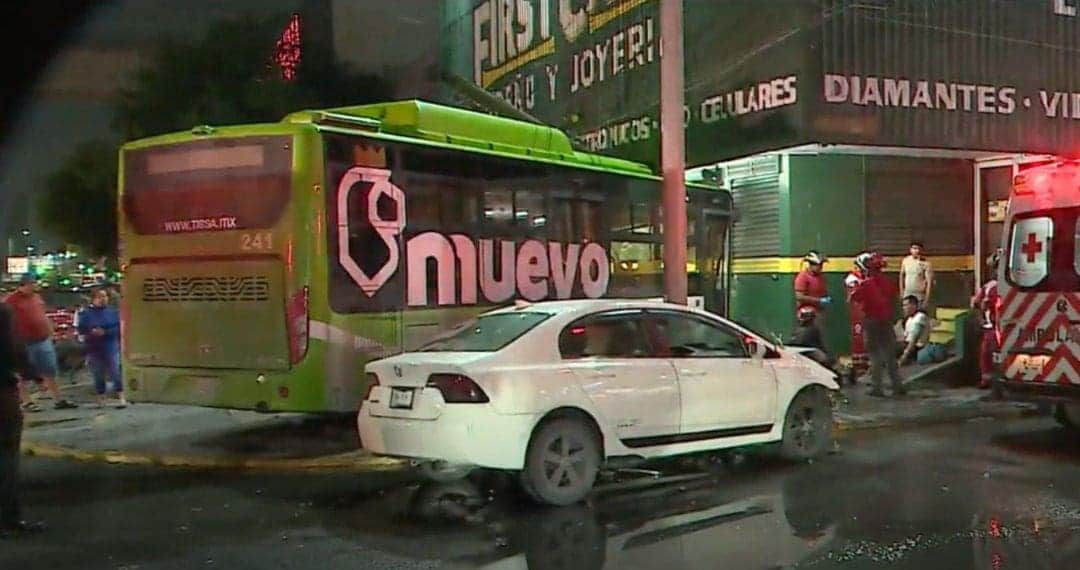 Deja 12 heridos choque entre camión y auto particular en Nuevo León