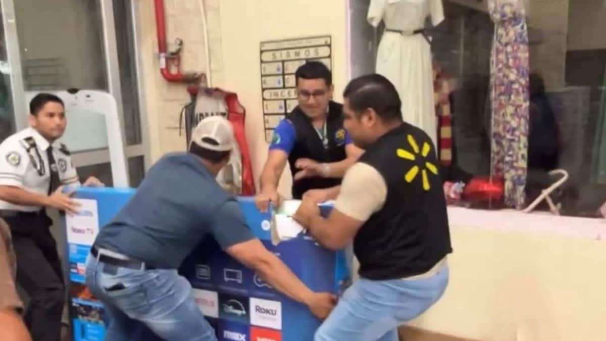 Video: Compra pantalla a 547 pesos en Walmart y empleados no lo dejan salir en Ciudad del Carmen, Campeche