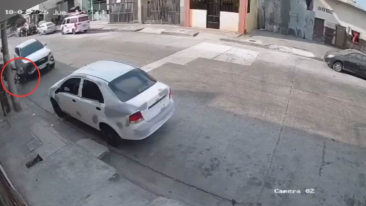 Video: Hombre atropella a ladrones en motocicleta que lo habían asaltado previamente en Guayaquil, Ecuador