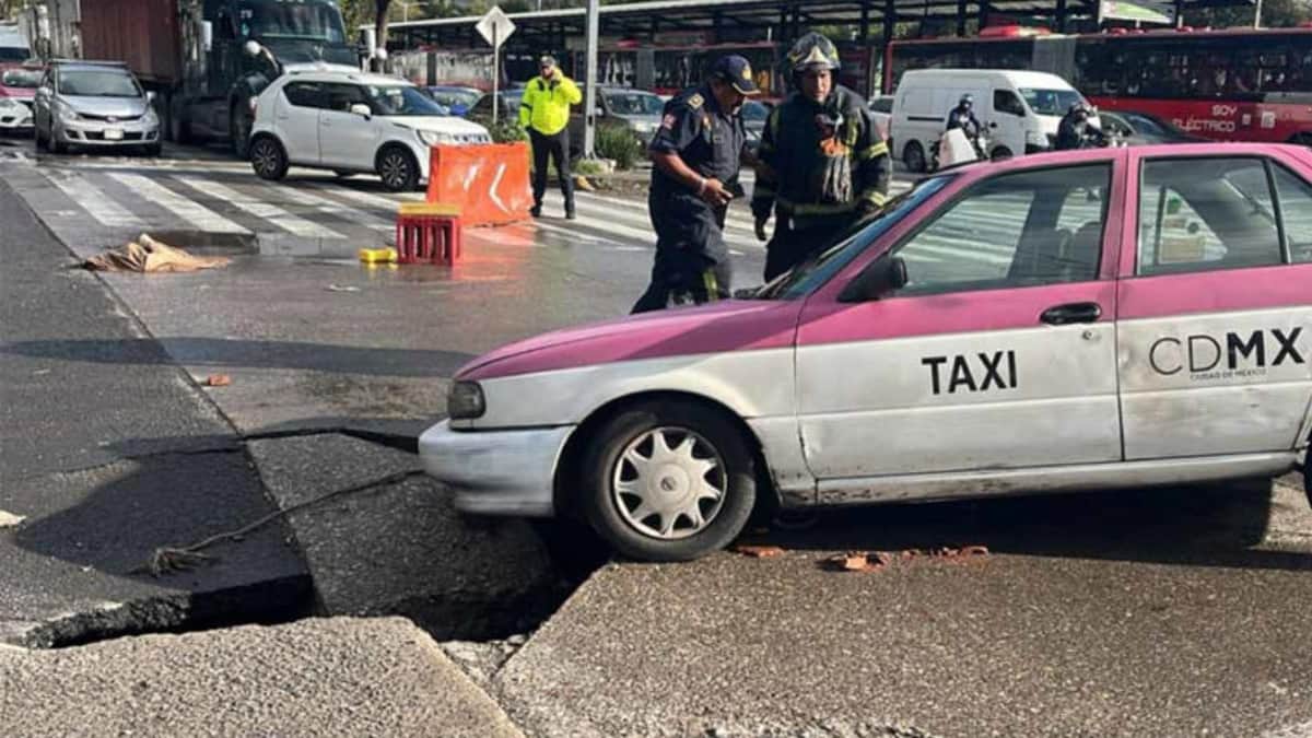 Taxista cae en socavón en alcaldía Azcapotzalco en CDMX y pasa la noche sin recibir ayuda