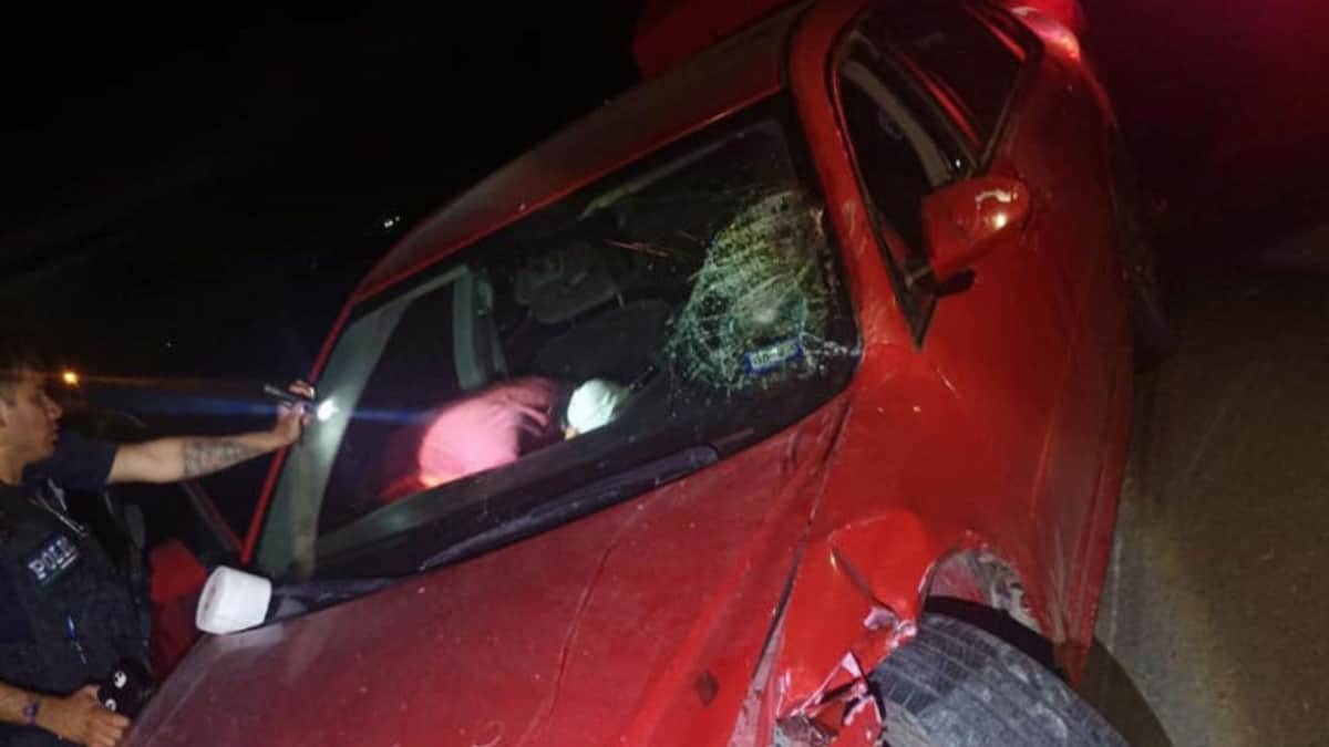 Conductor atropella a un motociclista tras esquivar un bache en San Pedro, Coahuila