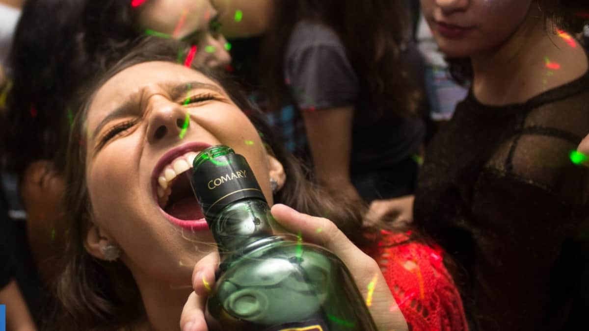 Video: Joven es hospitalizada tras participar en un reto de shots en un bar de Cali, Colombia