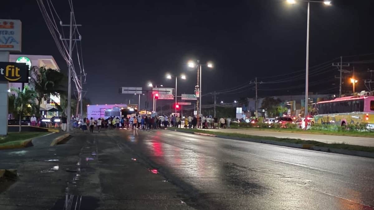 Video: Presuntos invasores bloquean carretera federal en Playa del Carmen; exigen liberar a su líder acusado de extorsión