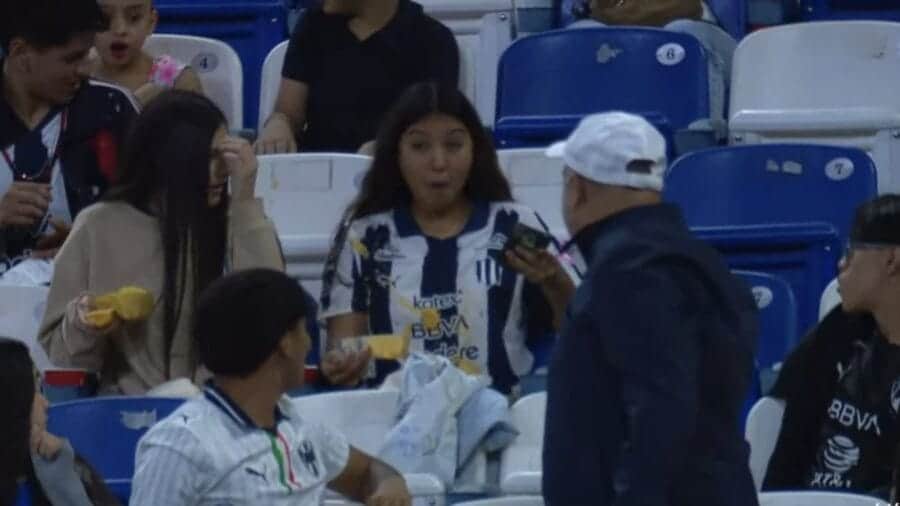 Video: Alejandra Lúa, futbolista de Rayadas de Monterrey le tira los nachos a una aficionada tras un despeje de balón