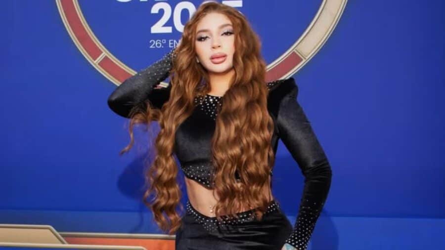 Cantante Bellakath acusa de discriminación a una sobrecargo en vuelo de Finlandia a París