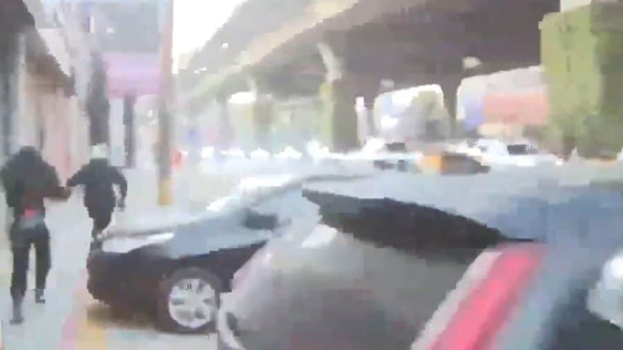 Video: Policía de tránsito huye de reportera tras ser sorprendido extorsionando a un conductor en Naucalpan, Edomex