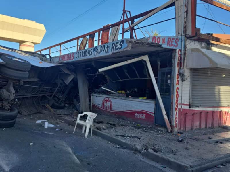 Video: Camión urbano choca contra mercado y deja dos heridos en Monterrey, Nuevo León