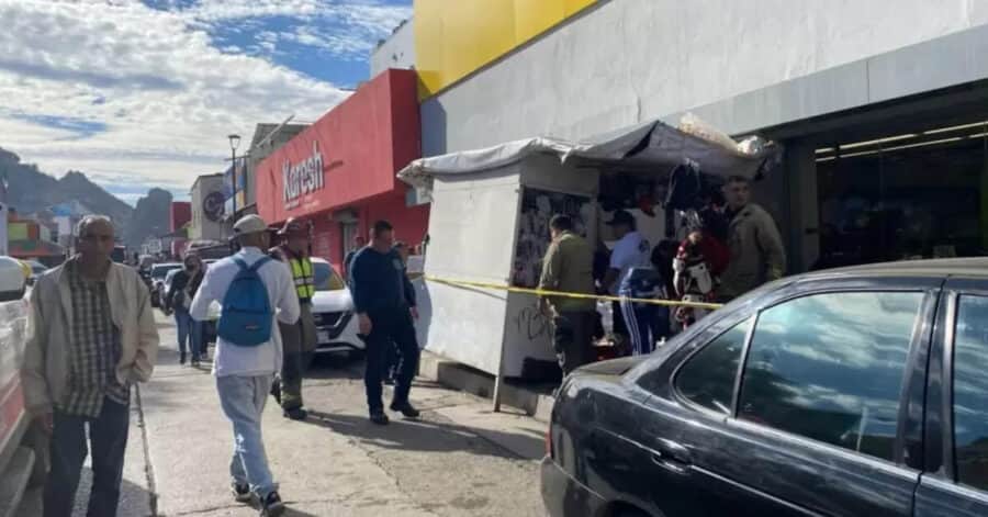Conductora choca contra un puesto y huye dejando a vendedor lesionado en Hermosillo, Sonora