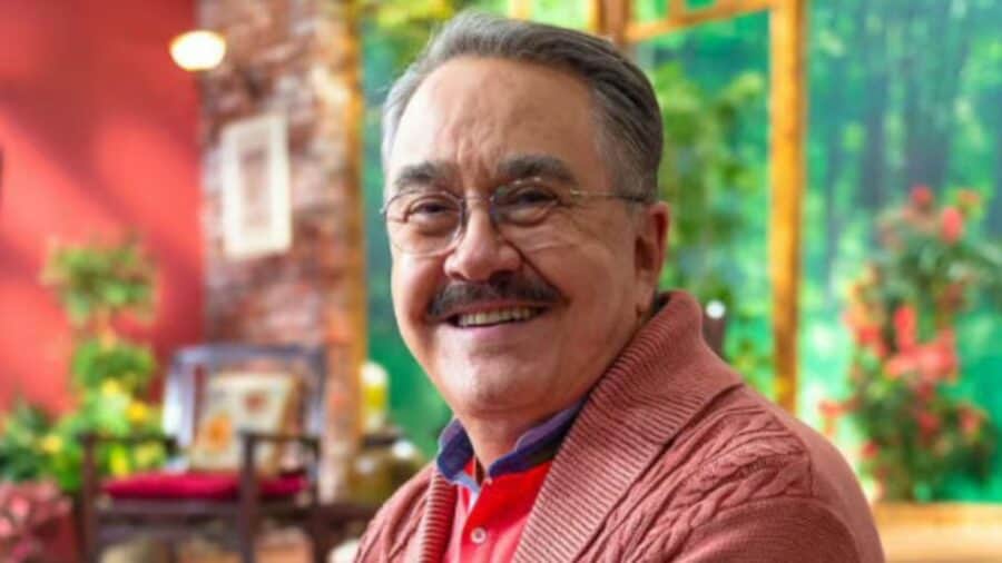 Video: Captan a Pedro Sola cometiendo otro error en televisión; revisa su celular mientras está al aire