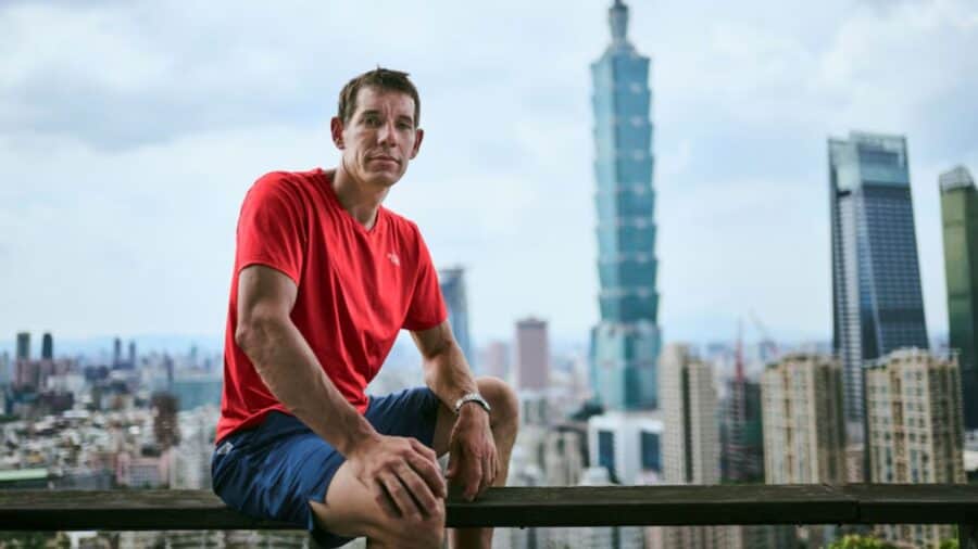 Video: Alpinista Alex Honnold llega a la cima del Taipei 101, edificio más alto de Taiwán