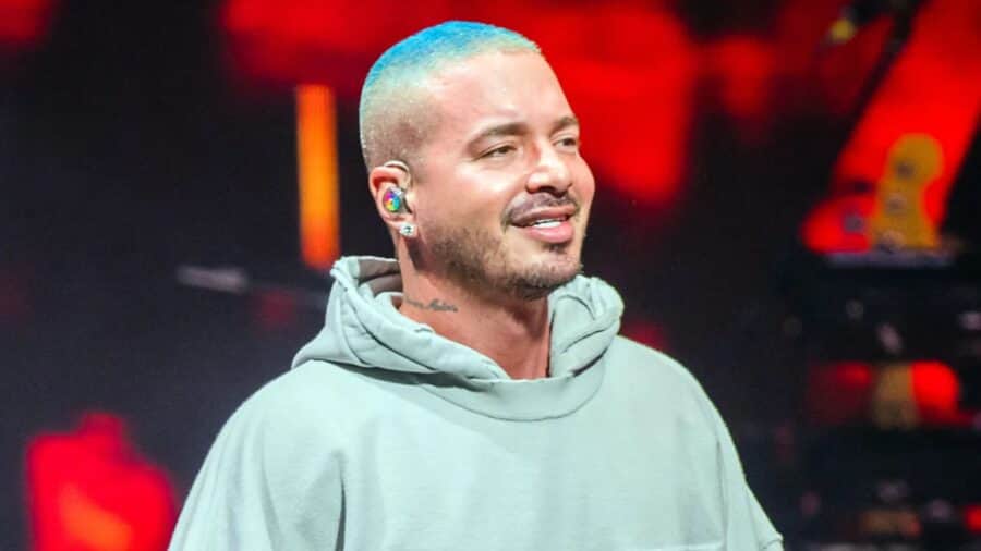 J Balvin participará en un juego de flag football previo al Super Bowl y se verá por Youtube