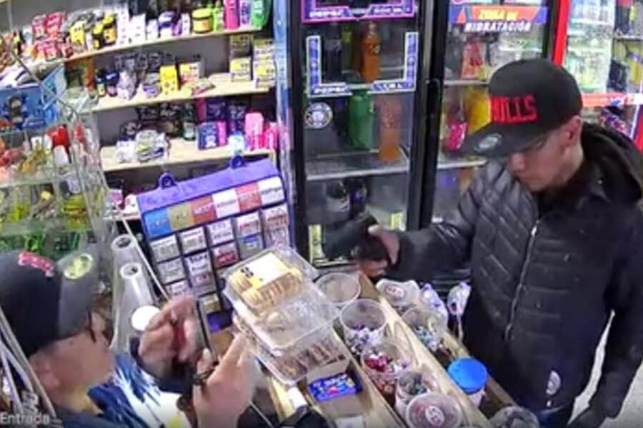 Encargado de tienda enfrenta a ladrón que portaba una pistola en Nuevo León