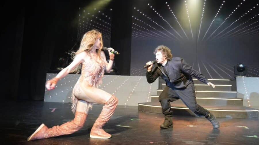 Video: Javier Milei, presidente de Argentina aparece en el show de su expareja y cantan juntos