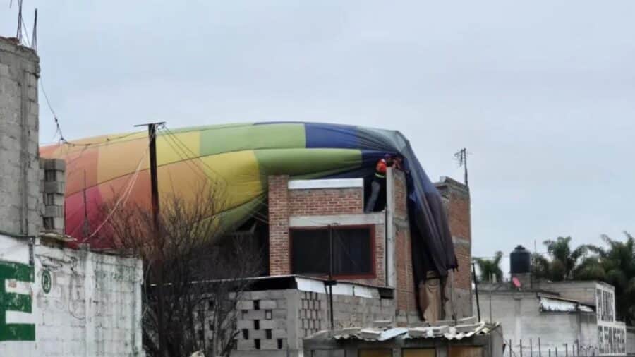 Globo aerostático aterriza de emergencia sobre una casa en Teotihuacán, Edomex