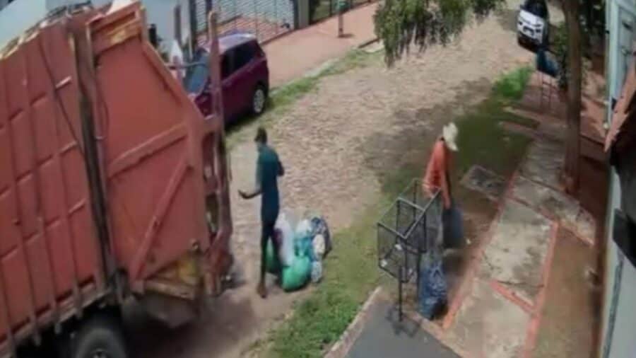 Video: Chofer de camión de basura atropella y arrastra a su compañero en Paraguay