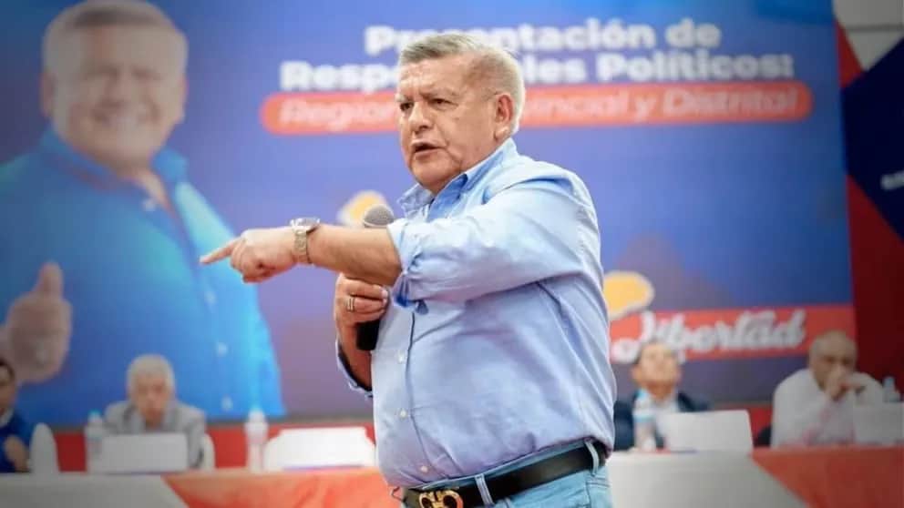 Video: Joven rompe un huevo en la cabeza de César Acuña, candidato presidencial en Perú