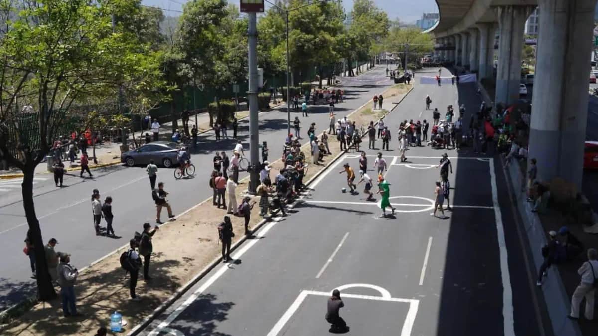 Video: Protestan contra el Mundial 2026 con "mega reta" en el Periférico de la CDMX