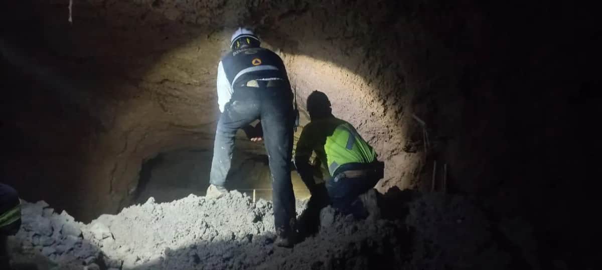 Rescatan con vida a uno de los cuatro trabajadores atrapados en mina en Sinaloa
