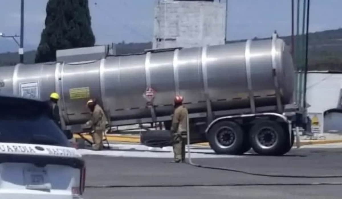 Derrame de gasolina tras accidente de pipa activa alerta en Hidalgo