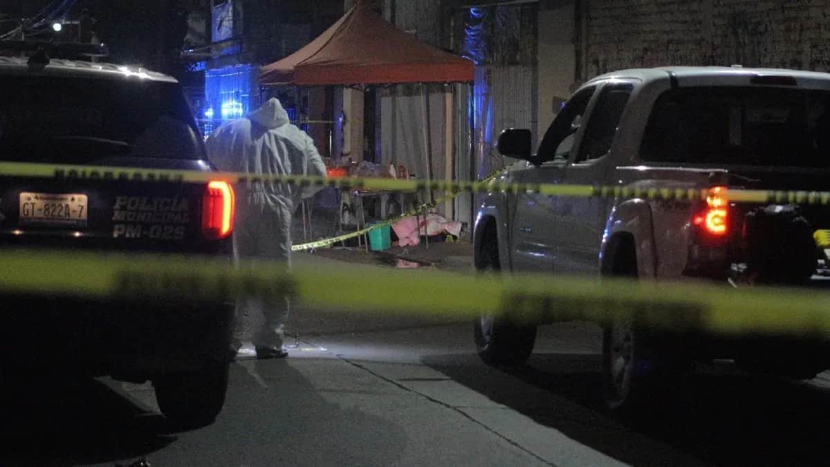 Motosicarios asesinan a mujer en su puesto de churritos en Irapuato, Guanajuato