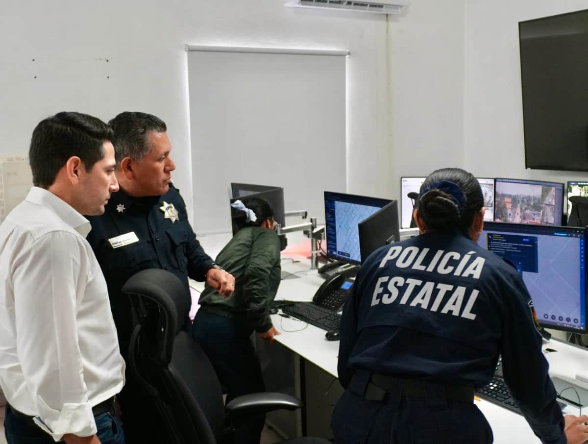 Renán Sánchez Tajonar se reúne con Secretario de Seguridad Ciudadana en el C5 en Cozumel