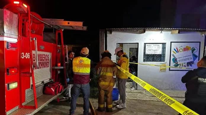 Mueren niña y joven durante incendio en una casa en Puebla