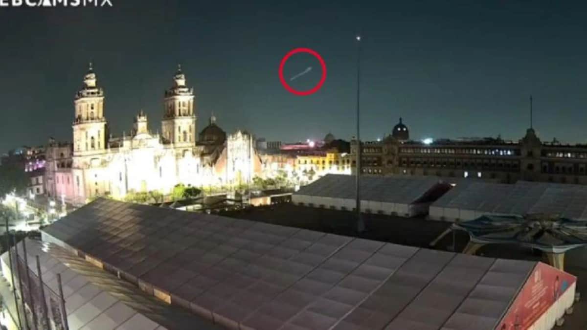 Video: Captan extraño objeto cruzando el cielo del Zócalo de la CDMX