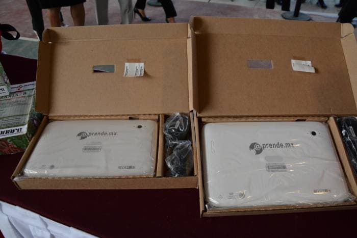 ¡Excelente regreso a clases! Niños reciben tabletas electrónicas