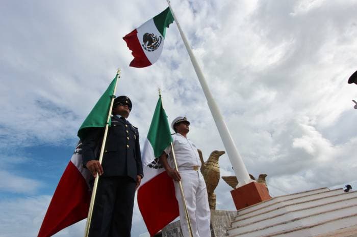 Izan bandera monumental por el inicio del mes patrio