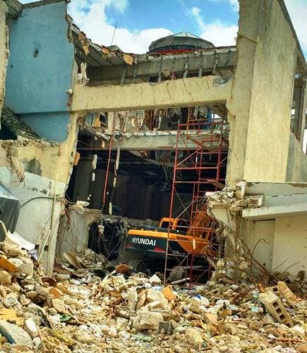 Obra irregular provoca explosión y apagón en la Quinta Avenida