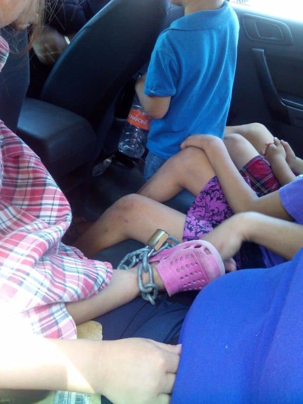 Encuentran a niños encadenados; detienen a la mamá
