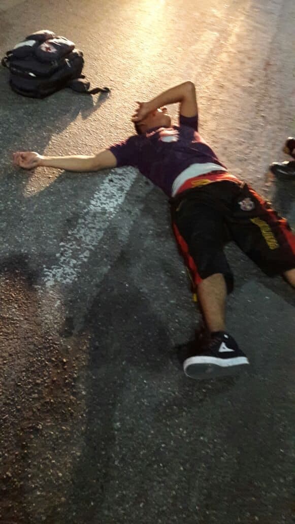 Sujeto alcoholizado se estampa contra camión