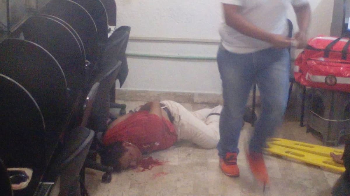 Golpeó a su pareja: Testigos se desquitan casi linchándolo