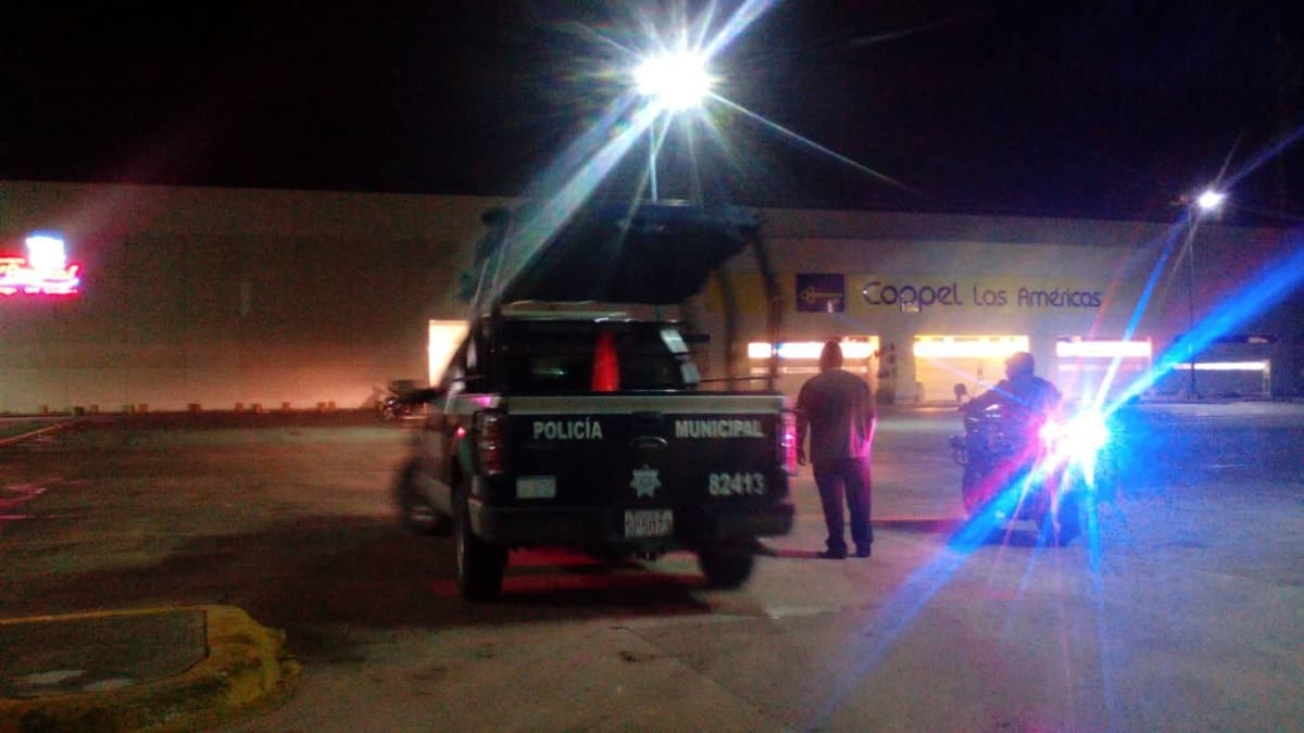 Roban automóvil en Plaza las Américas