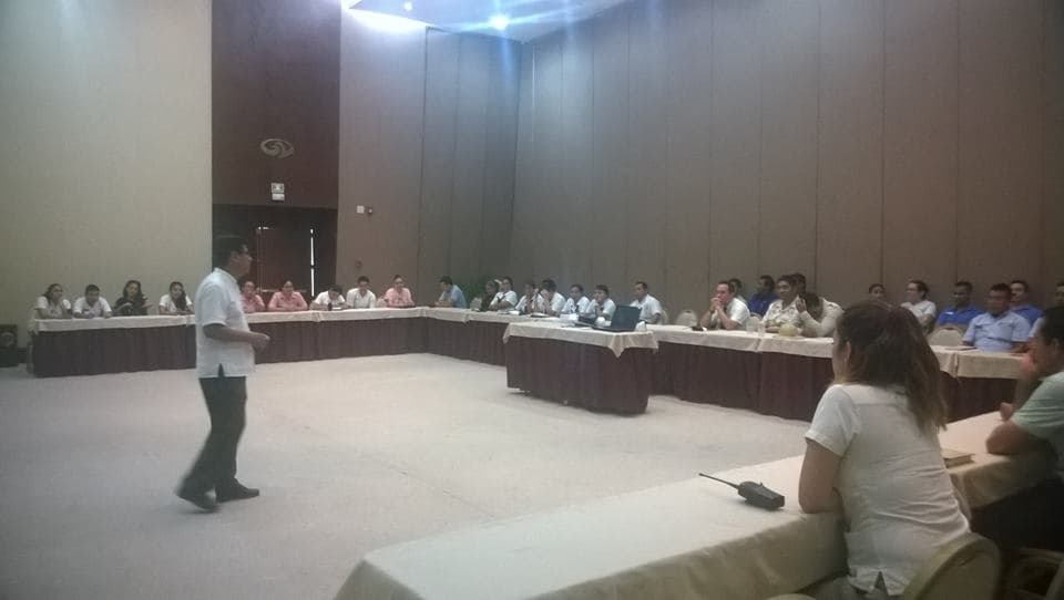 Capacitan a personal de hotelería en Cultura de Huracanes