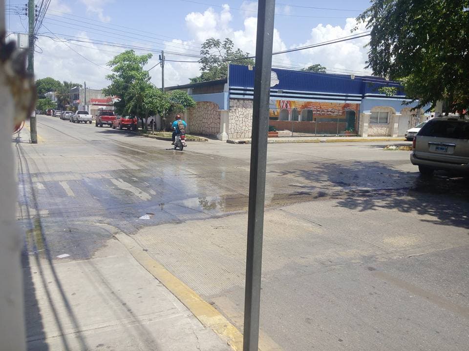 Denuncian fuga de agua en colonia Centro